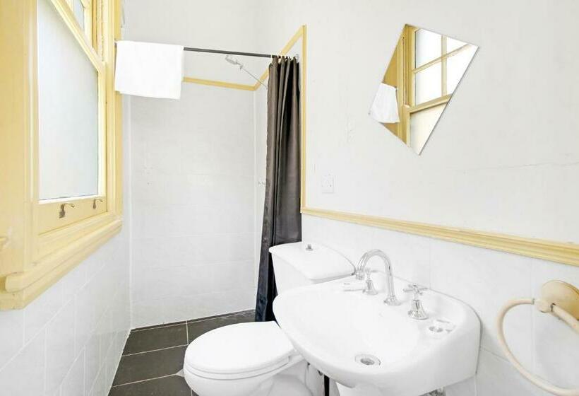 هتل Venus Harbourside   Female Only Hostel