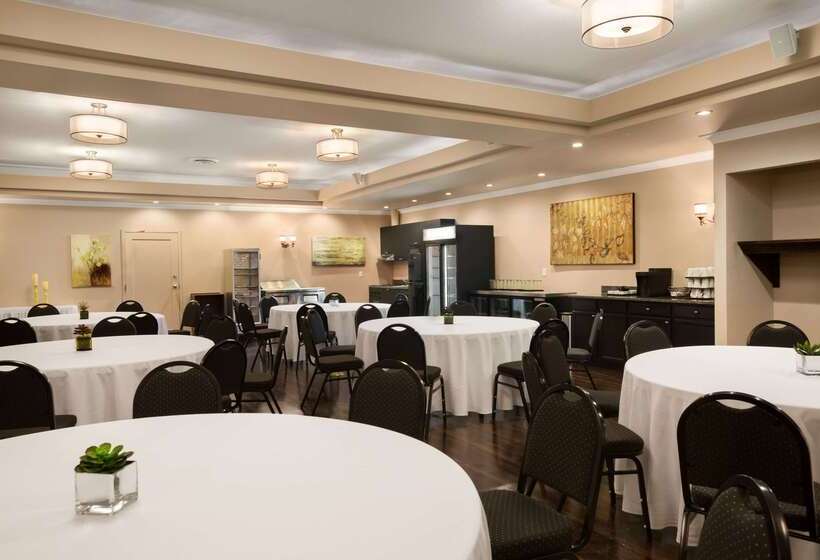 בית מלון כפרי Ramada By Wyndham Emerald Park/regina East