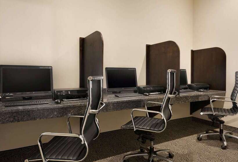 فندق Ramada By Wyndham Emerald Park/regina East