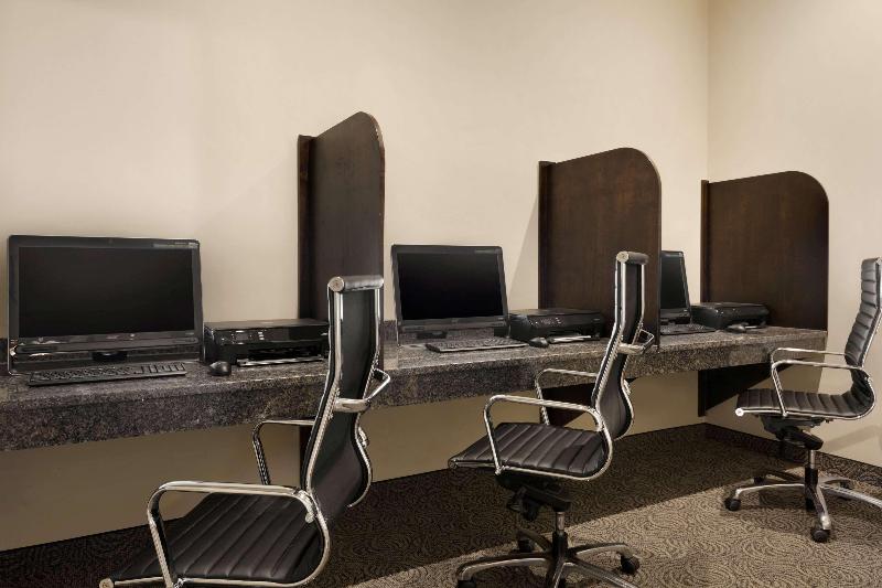 فندق Ramada By Wyndham Emerald Park/regina East