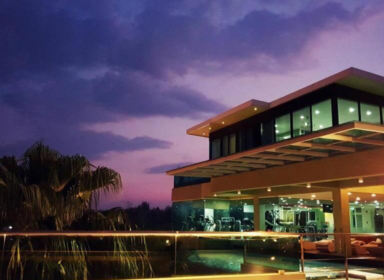 Отель The Beverly Hills