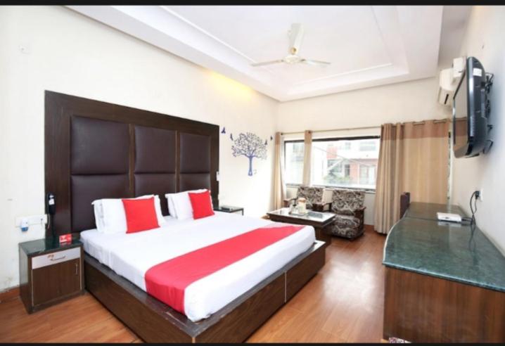 Hotel Zo Amar Sector 17 Isbt