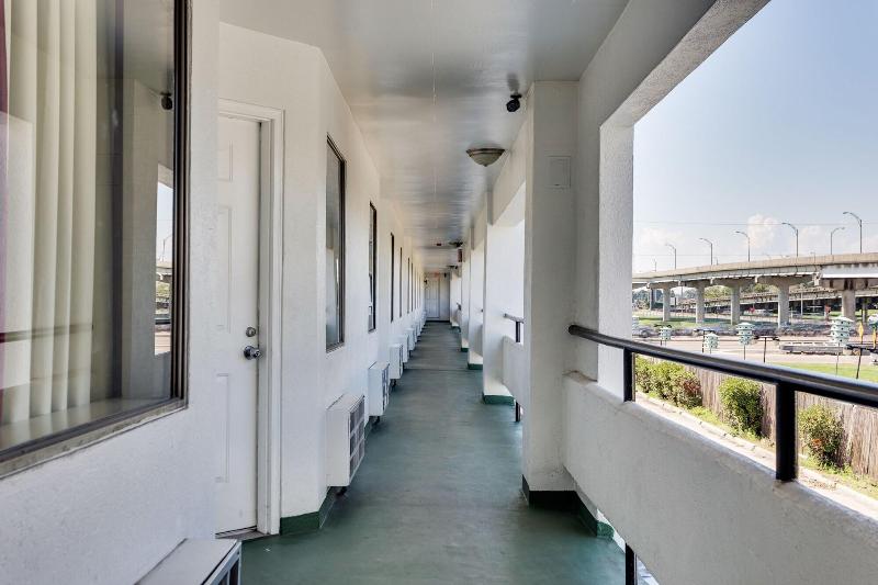 モーテル Contempra Inn