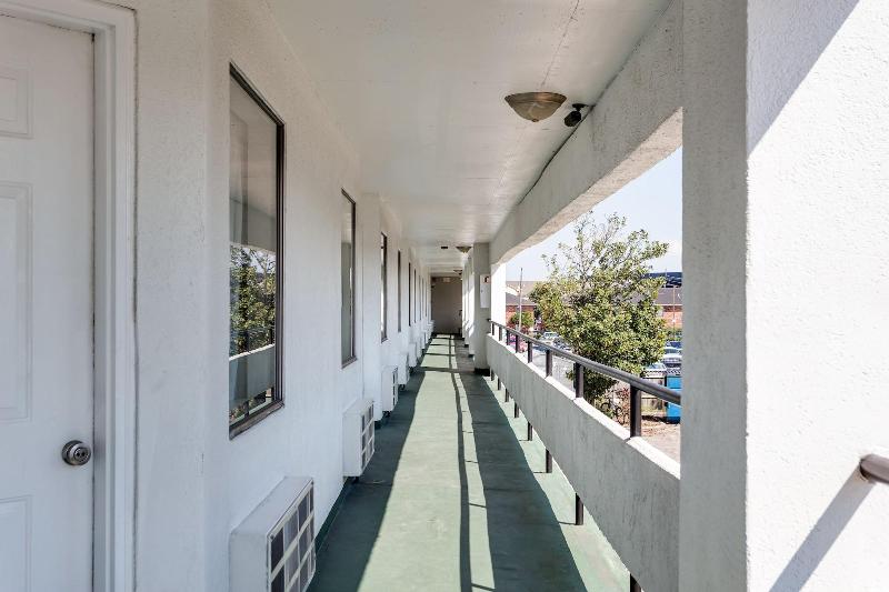 モーテル Contempra Inn