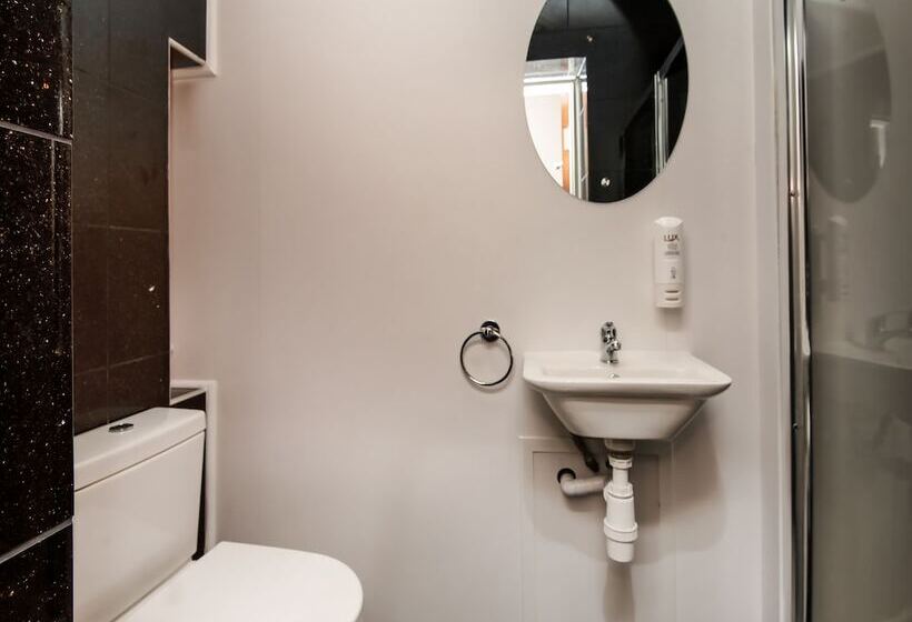 펜션 OYO Vale Lodge