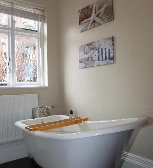 بنسيون The Waves