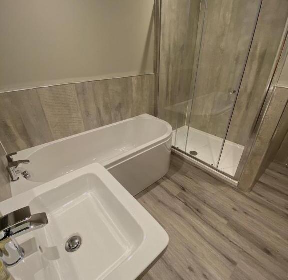 The Lounge Hotel & Bar