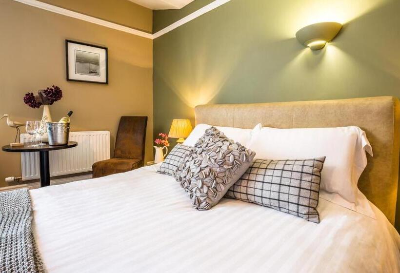 The Lounge Hotel & Bar