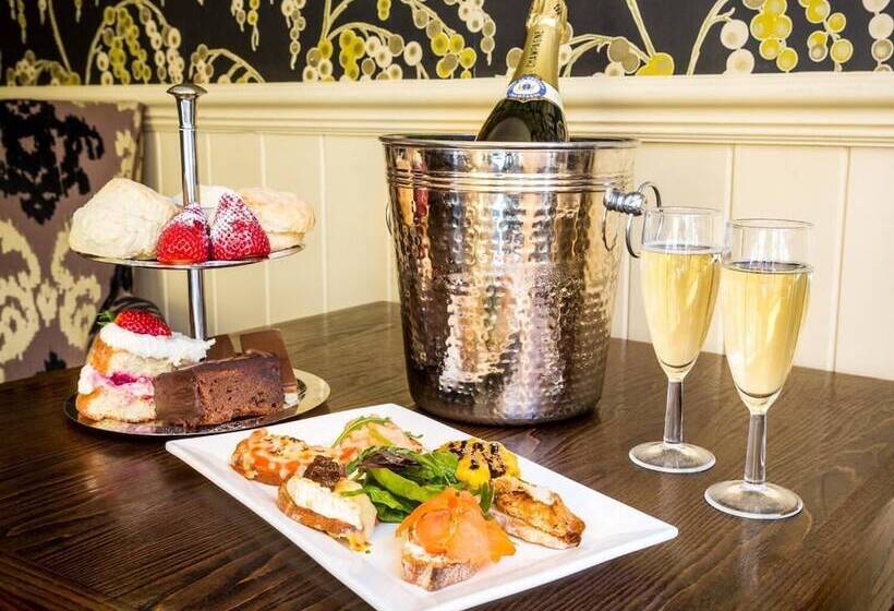 The Lounge Hotel & Bar