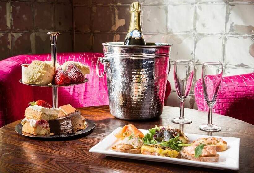 The Lounge Hotel & Bar