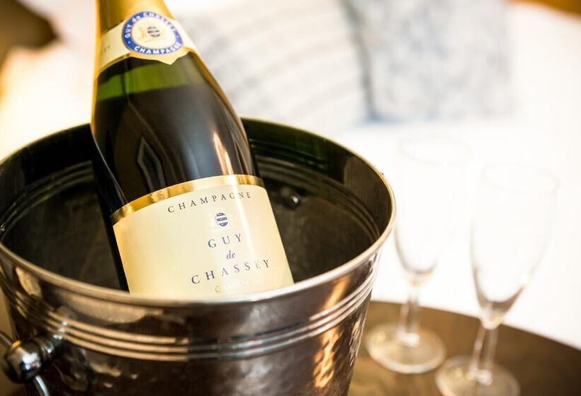 The Lounge Hotel & Bar