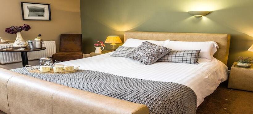 The Lounge Hotel & Bar