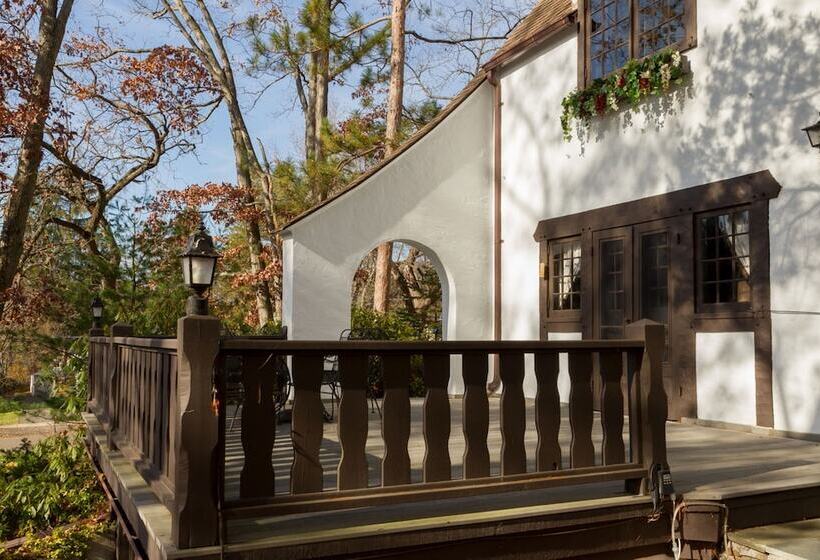 Castle On Glen   3 Bedroom Home