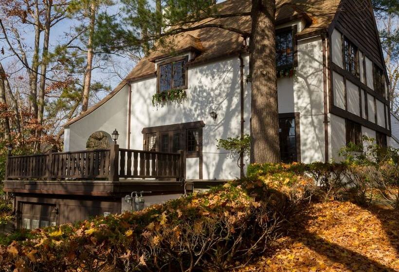 Castle On Glen   3 Bedroom Home