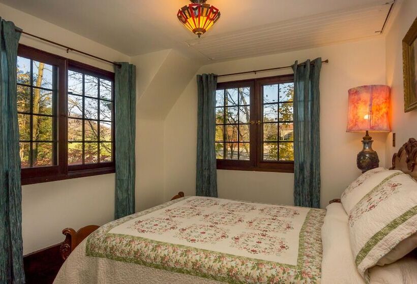 Castle On Glen   3 Bedroom Home