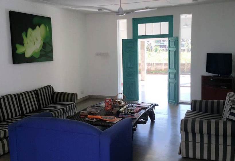 Hangover Hostels Seeduwa