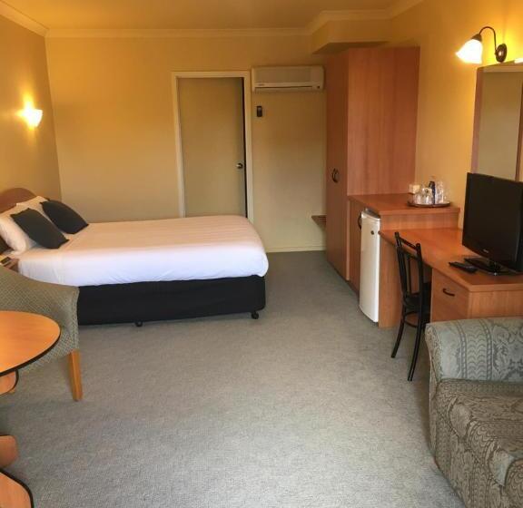 Hopkins House Motel & Apartments