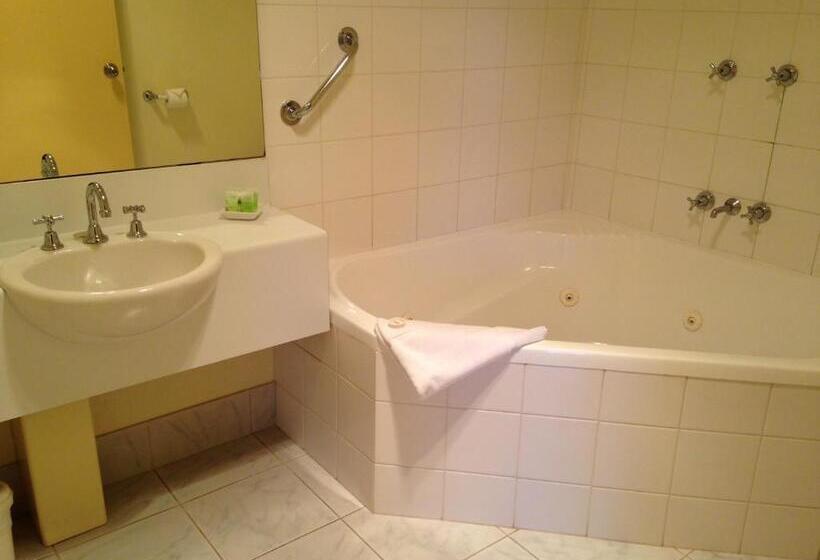 Hopkins House Motel & Apartments