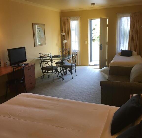 Hopkins House Motel & Apartments