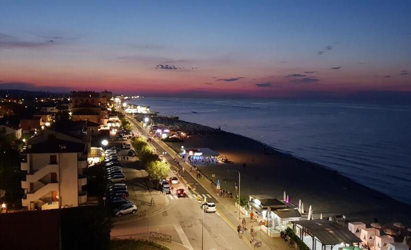 Отель Ambassador