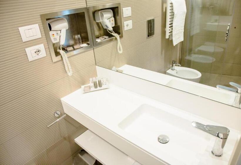 Отель Ambassador