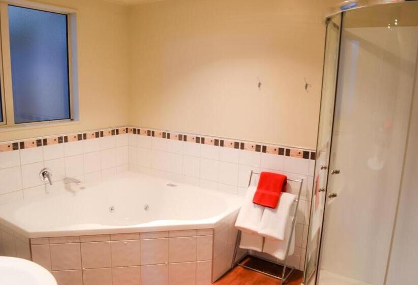 Отель Aspen On King