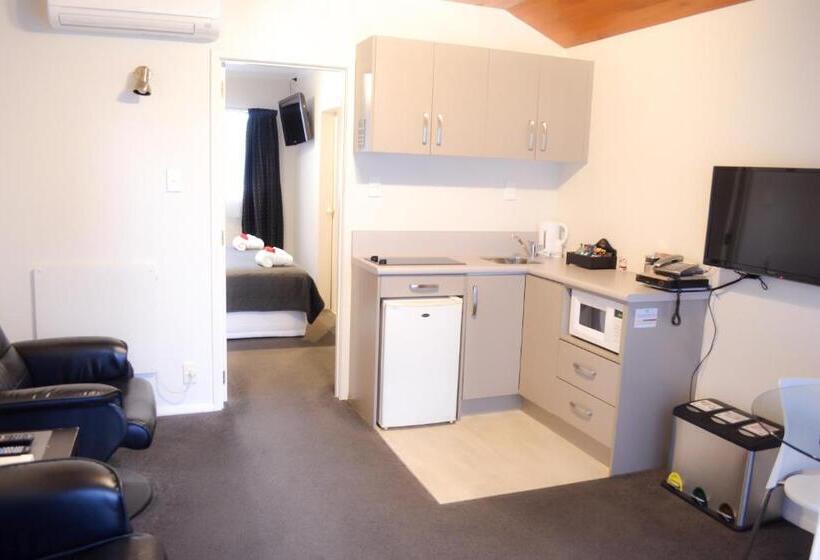 Отель Aspen On King