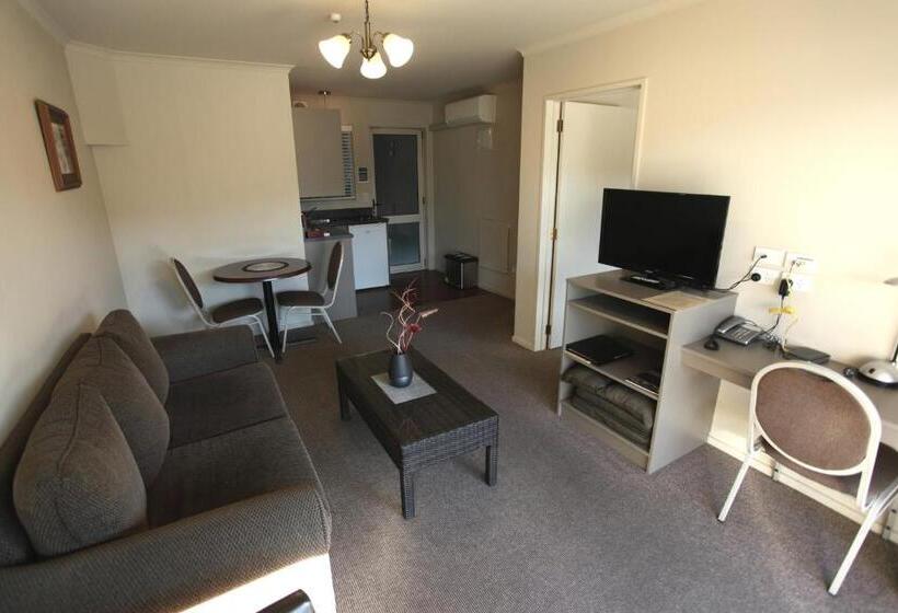 Отель Aspen On King