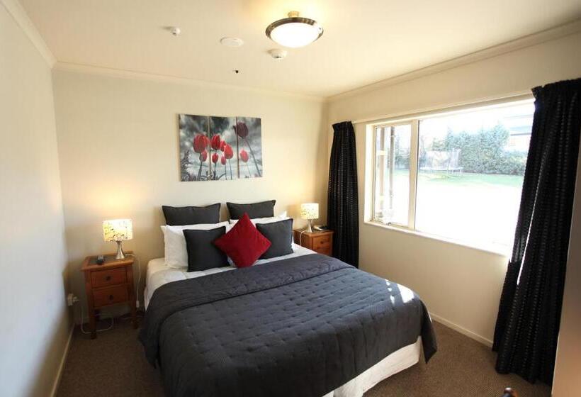 Отель Aspen On King