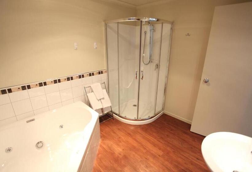 Отель Aspen On King