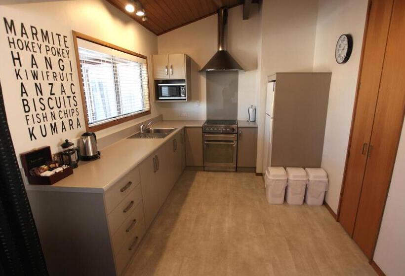 Отель Aspen On King