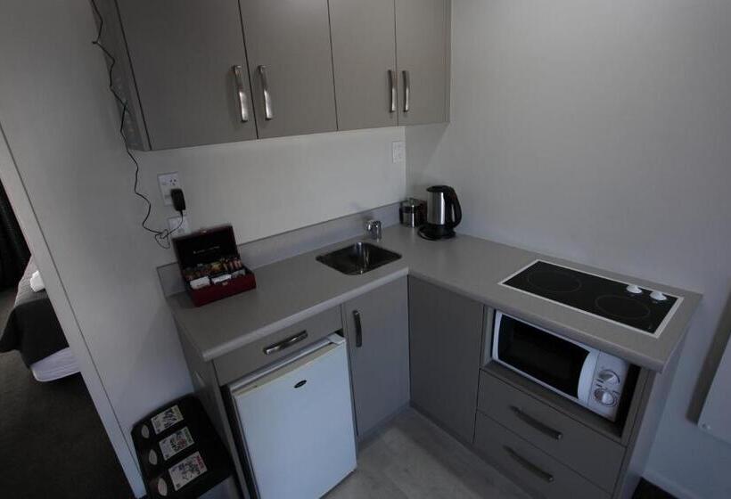 Отель Aspen On King