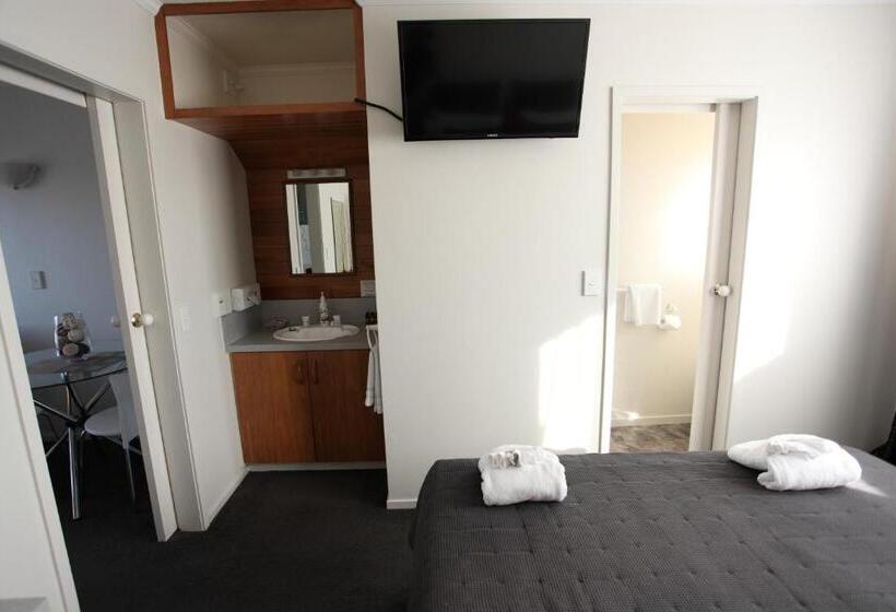 Отель Aspen On King