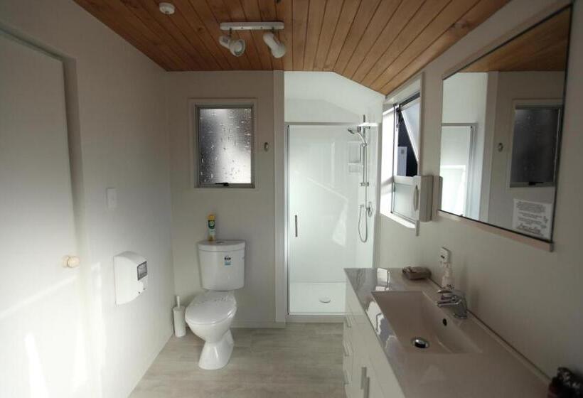 Отель Aspen On King