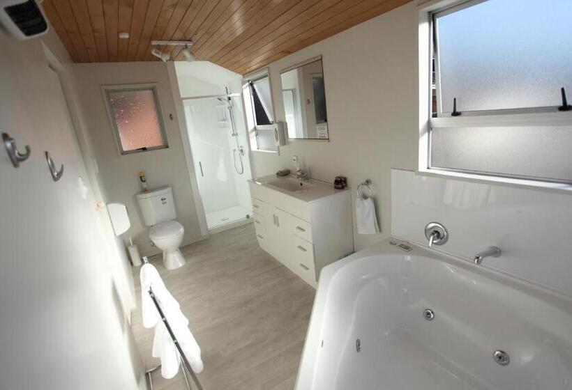 Отель Aspen On King