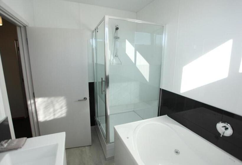 Отель Aspen On King