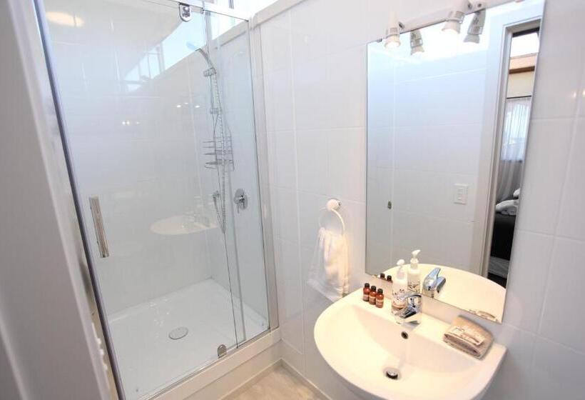 Отель Aspen On King