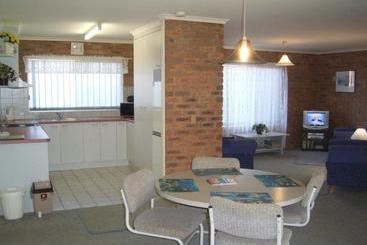 Fotos del hotel Fronds Holiday Apartments:  2