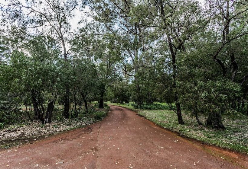 هتل Inn The Tuarts Guest Lodge