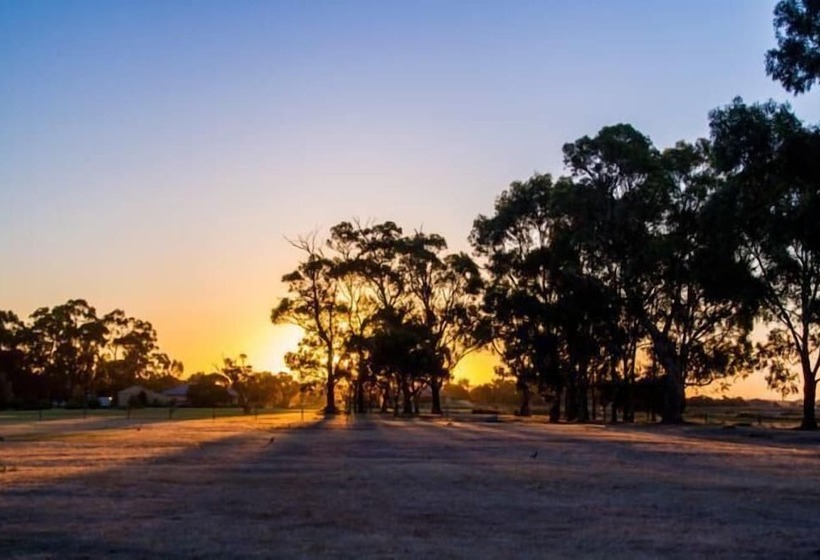 هتل Inn The Tuarts Guest Lodge