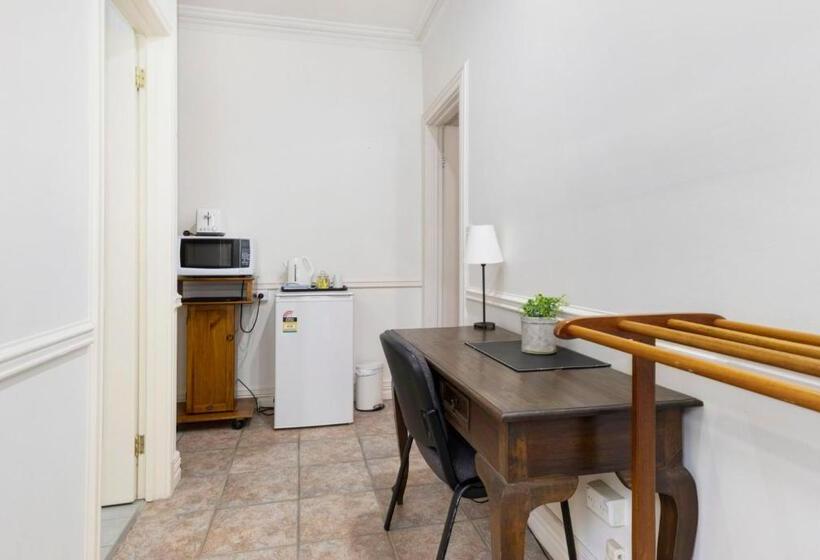 בית מלון כפרי Inn The Tuarts Guest Lodge