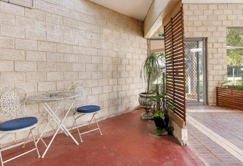 בית מלון כפרי Inn The Tuarts Guest Lodge