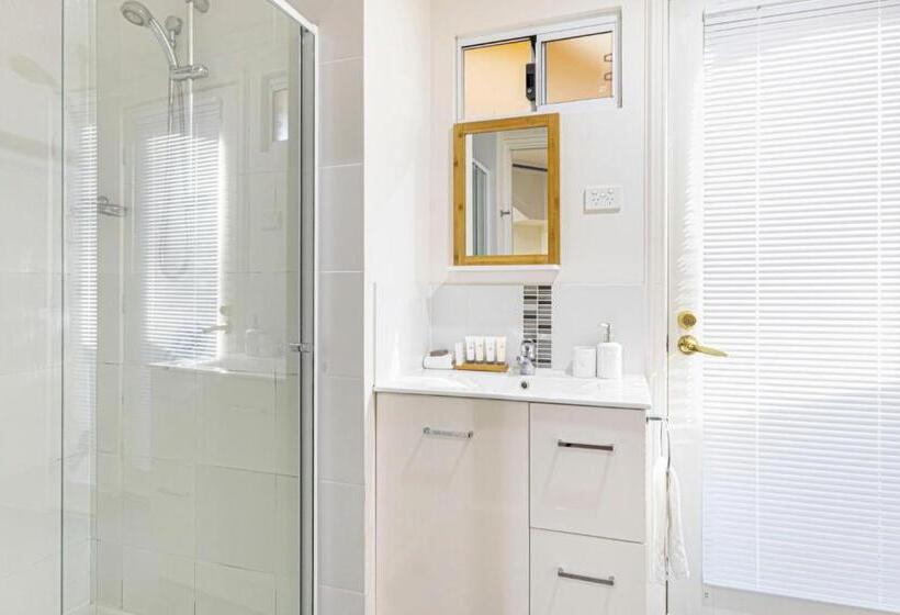 هتل Inn The Tuarts Guest Lodge