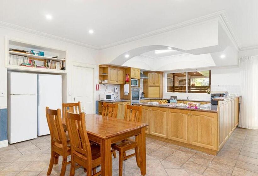 هتل Inn The Tuarts Guest Lodge