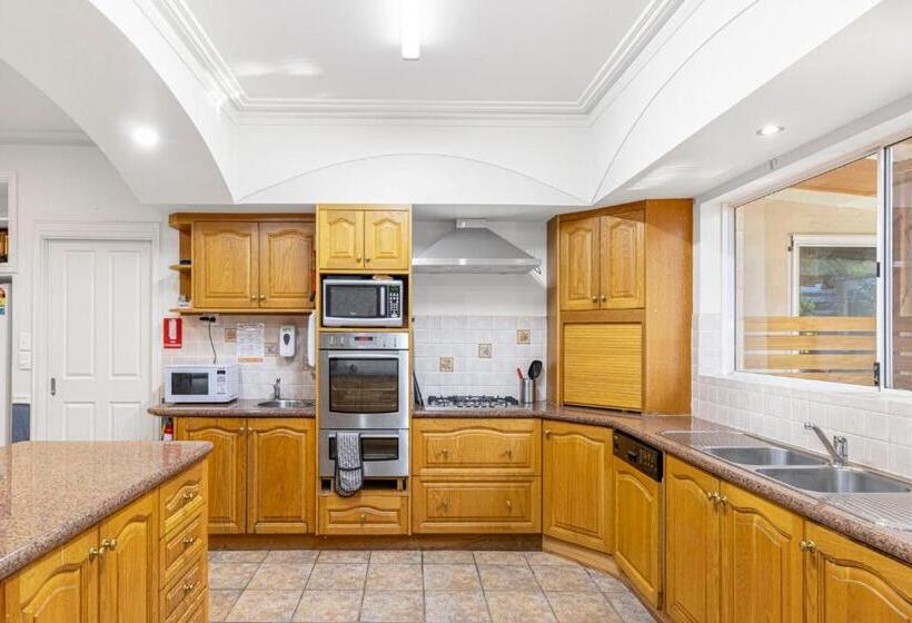 هتل Inn The Tuarts Guest Lodge