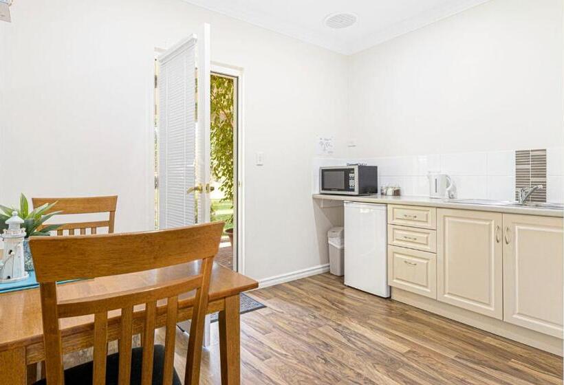 هتل Inn The Tuarts Guest Lodge