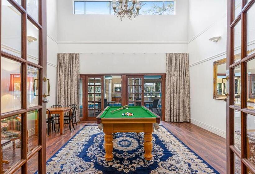 هتل Inn The Tuarts Guest Lodge