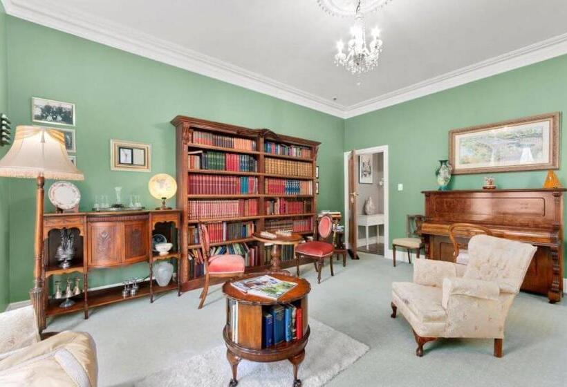 هتل Montfort Manor