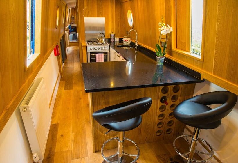 호텔 Narrowboat Puzzle