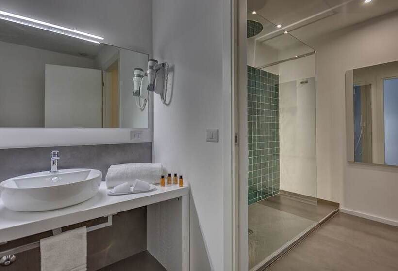 בית מלון כפרי Navona Theatre